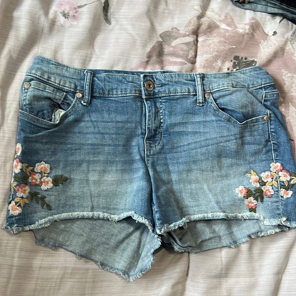 Torrid size 12 Jean shorts with embroidered flowers